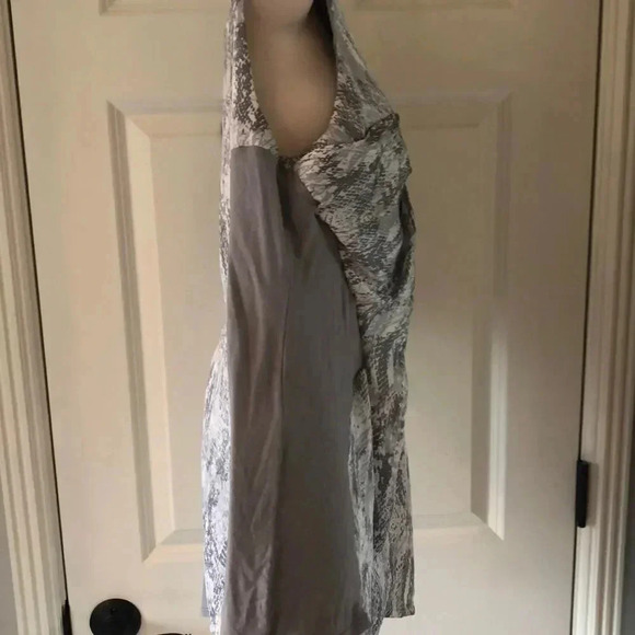 Alfani silver snake skin sleeveless crossover v-neck blouse size large - Picture 3 of 9